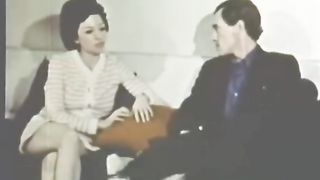 Calda bruna si masturba la fica estremamente pelosa