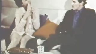 Calda bruna si masturba la fica estremamente pelosa