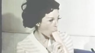 Calda bruna si masturba la fica estremamente pelosa