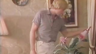 Bionde succhia cazzi in salotto