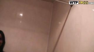 Studenti e studentesse nudi in bagno