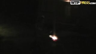 Studenti e studentesse nudi in bagno