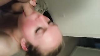 Zoccoletta bionda scopata in gola