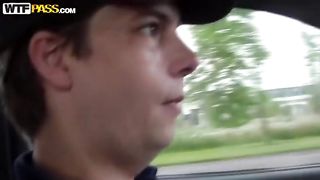 Troia bruna fa un bel pompino in auto