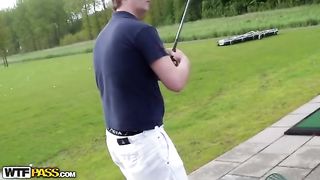 Troia bruna fa un bel pompino in auto