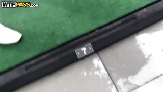 Troia bruna fa un bel pompino in auto