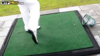 Troia bruna fa un bel pompino in auto