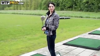 Troia bruna fa un bel pompino in auto