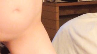 Moglie in lingerie mostra metà del suo corpo nudo