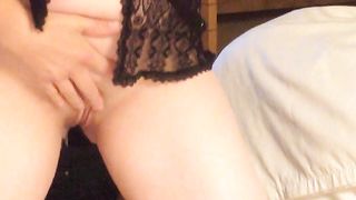 Moglie in lingerie mostra metà del suo corpo nudo