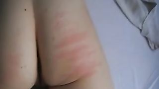 Ragazza disobbediente punita sul culo nudo