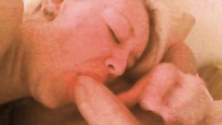 Bionda succhia cazzo e palle come una vera puttana