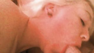 Bionda succhia cazzo e palle come una vera puttana