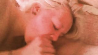 Bionda succhia cazzo e palle come una vera puttana