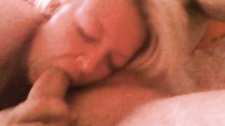 Bionda succhia cazzo e palle come una vera puttana