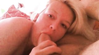 Bionda succhia cazzo e palle come una vera puttana