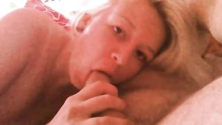 Bionda succhia cazzo e palle come una vera puttana