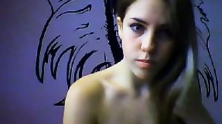 Anteprima del video: Volgare puttana  mostra le sue piccole tette in webcam