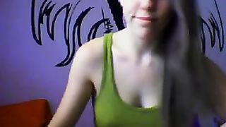 Volgare puttana  mostra le sue piccole tette in webcam