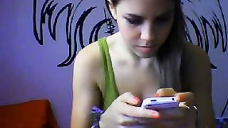 Volgare puttana  mostra le sue piccole tette in webcam