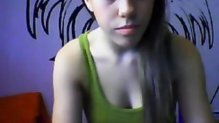 Volgare puttana  mostra le sue piccole tette in webcam