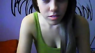 Volgare puttana  mostra le sue piccole tette in webcam