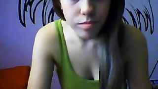 Volgare puttana  mostra le sue piccole tette in webcam