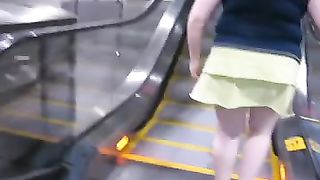 Sexy chica ripresa dal basso