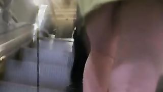 Sexy chica ripresa dal basso