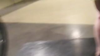 Sexy chica ripresa dal basso