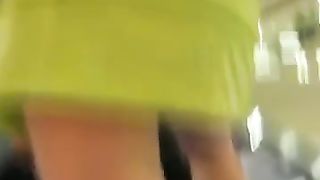 Sexy chica ripresa dal basso