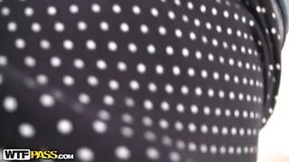 Sexy strip di modella bruna