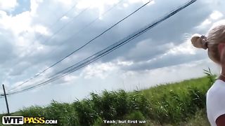 Bionda russa  pulisce cazzo e figa dopo il sesso