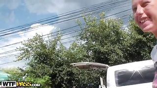 Bionda russa  pulisce cazzo e figa dopo il sesso