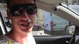 Bionda succhia un dildo che sembra un cazzo vero