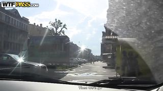 Bionda succhia un dildo che sembra un cazzo vero