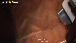 Bionda succhia un dildo che sembra un cazzo vero