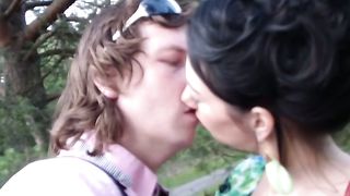 Anteprima del video: Piccante brunetta scopata nel bosco