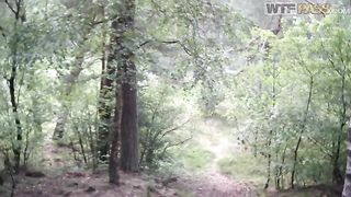 Piccante brunetta scopata nel bosco