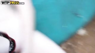 Troia bruna scopata da dietro outdoor