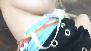 Biondona italiana trombata nella stalla