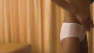 Ragazza asiatica magra fa una doccia dopo un pompino