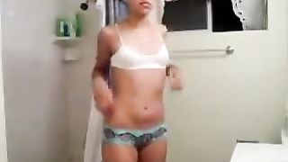 Latina seducente mentre si spoglia e danza