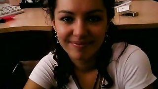 Anteprima del video: Calda bruna succhia il cazzo del suo collega in ufficio