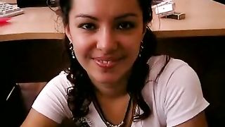 Calda bruna succhia il cazzo del suo collega in ufficio