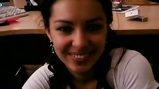 Calda bruna succhia il cazzo del suo collega in ufficio