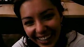 Calda bruna succhia il cazzo del suo collega in ufficio