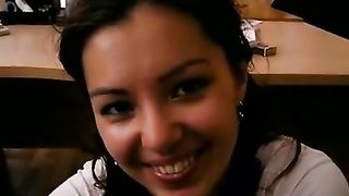 Calda bruna succhia il cazzo del suo collega in ufficio