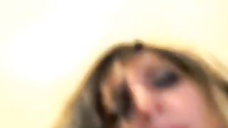 Bella cagna tatuata si diverte con i suoi vibratori