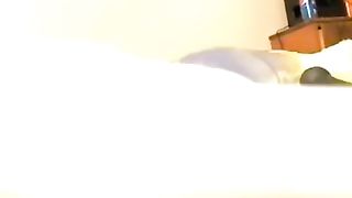 Bella cagna tatuata si diverte con i suoi vibratori